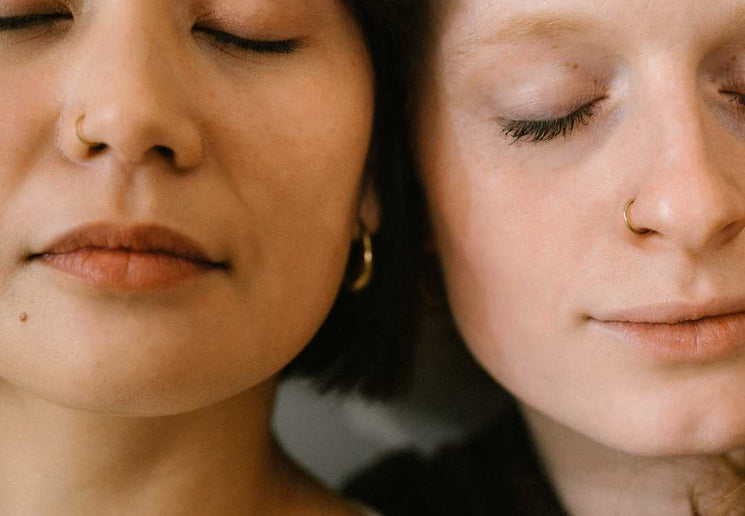 NOURIST-model-eyes closed