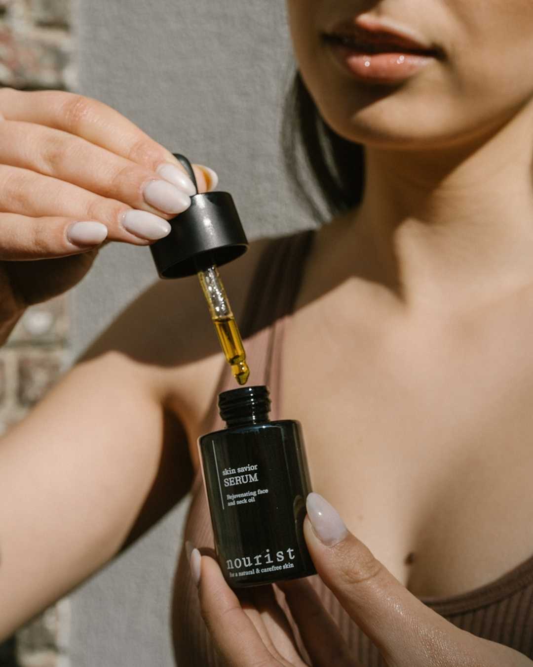 Nourist-Model-Product-Skin Savior Serum-3