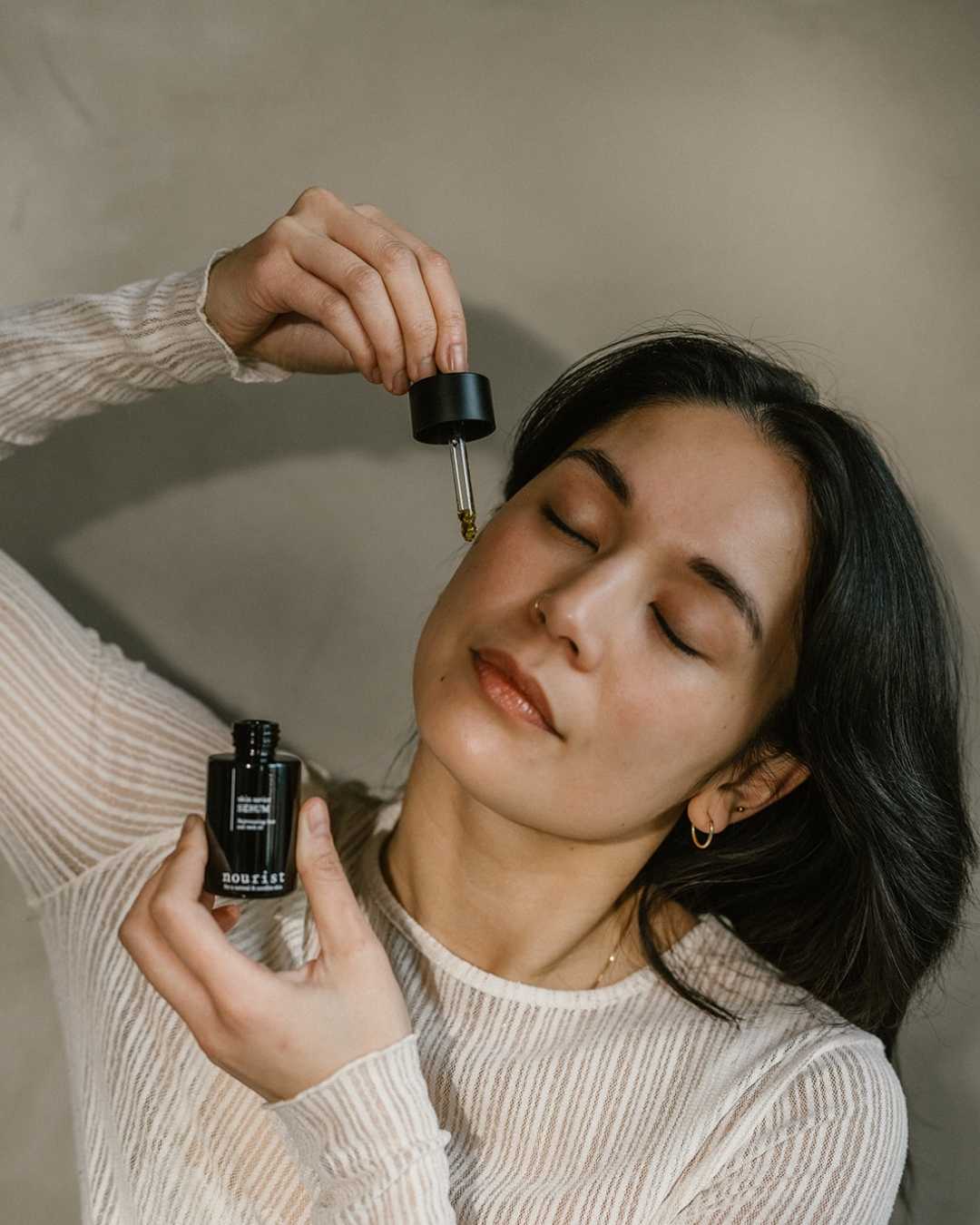 Nourist-Model-Product-Skin Savior Serum