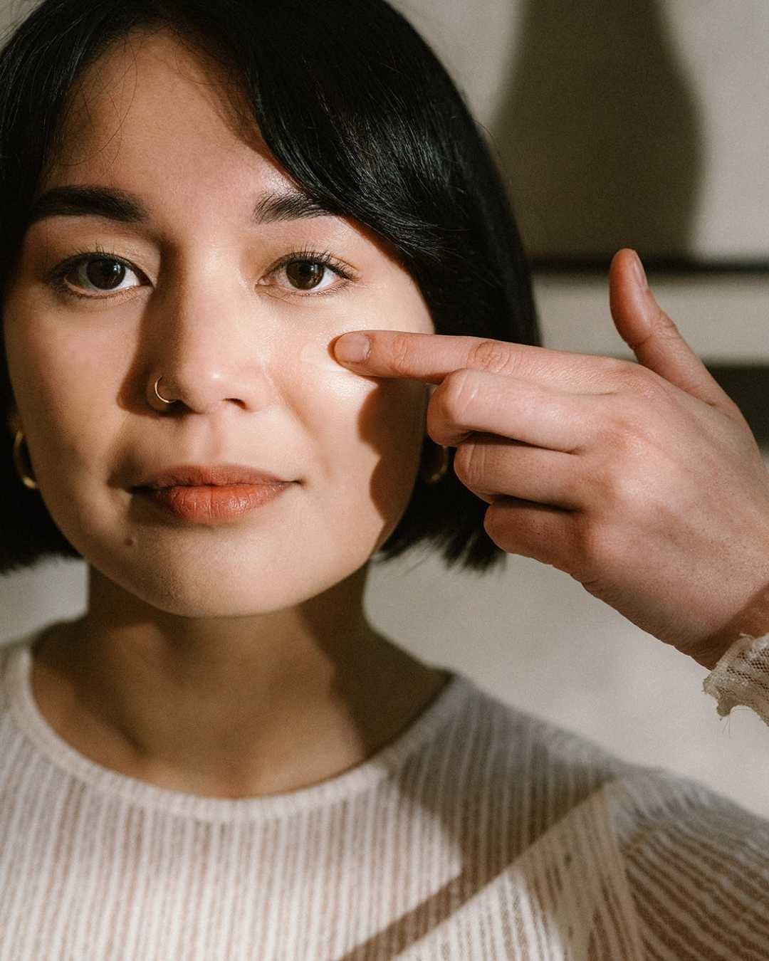 Nourist-Model-Product smear-moisturize