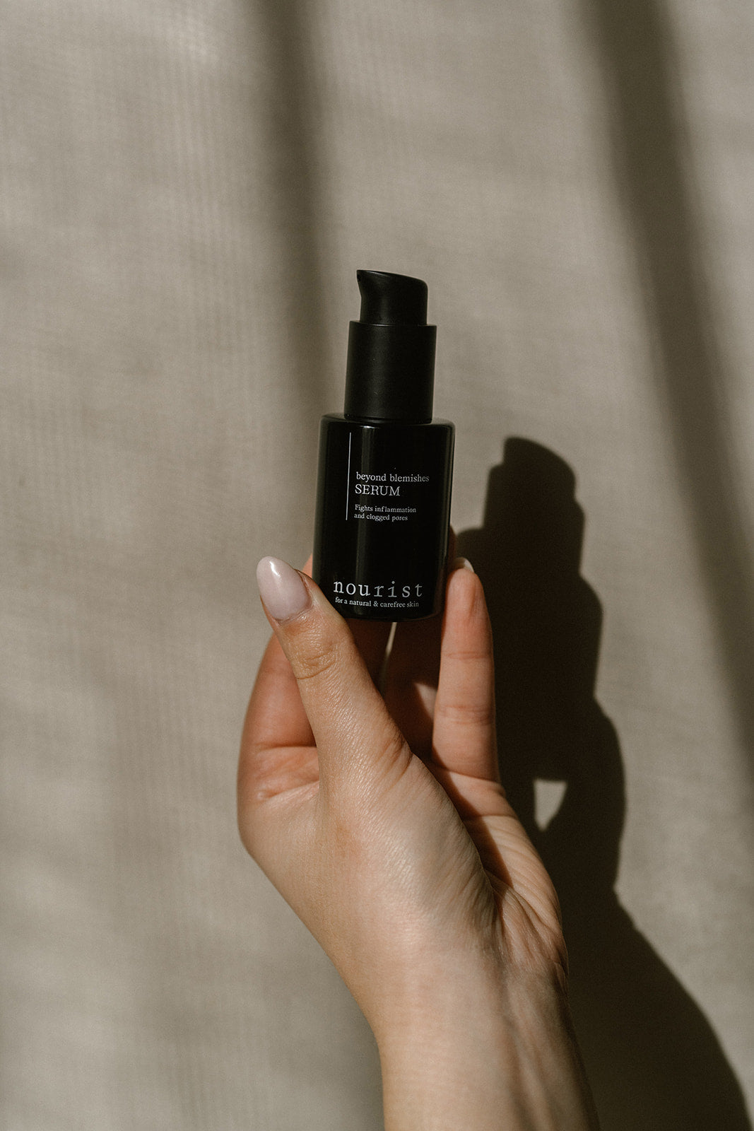 beyond-blemishes-serum-hand-vasthouden-linnen-achtergrond