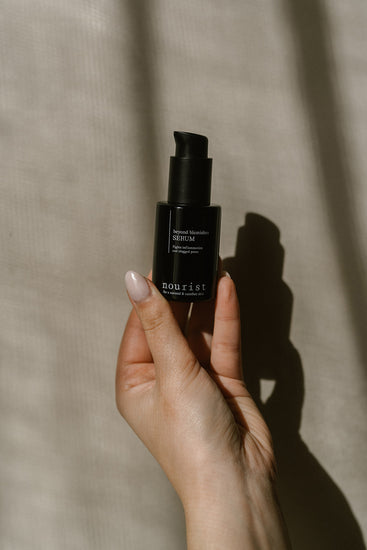 beyond-blemishes-serum-hand-vasthouden-linnen-achtergrond