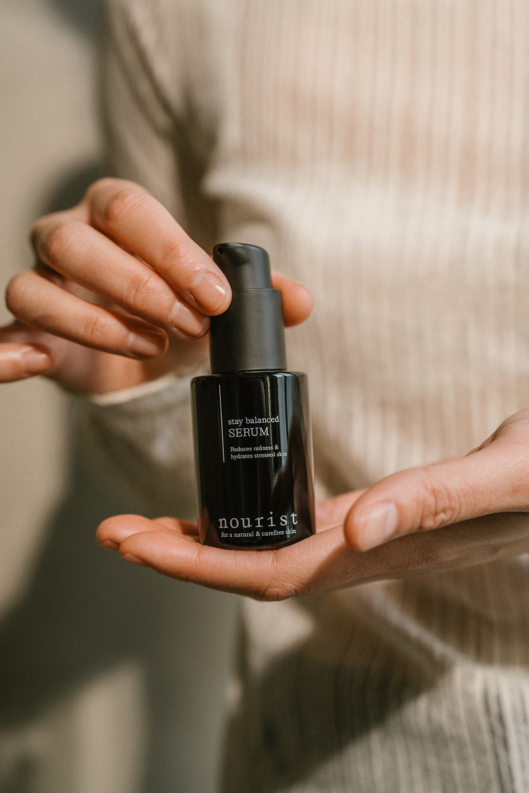 Stay Balanced Serum-flacon-vasthouden-op-handpalm